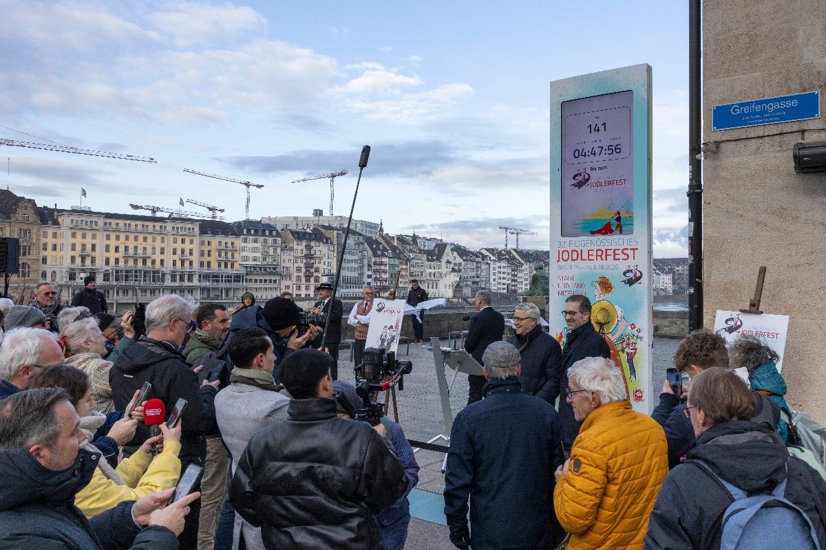 Start der Countdown-Clock durch den OK Präsidenten Carlo Conti (Mitte links) und den Basler Regierungspräsidenten Conradin Cramer.